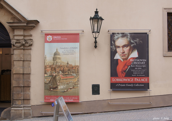 롭코비츠 궁 입구 카날레토의 런던풍경과 베토벤을 담은 붙은 2개의 포스터.