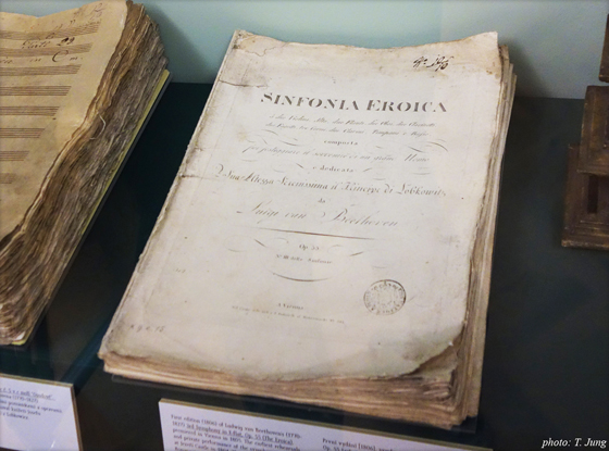 베토벤 교향곡 3번 ‘영웅교향곡’의 초판. 표지에는 롭코비츠 공에게 헌정되었다고 인쇄되어 있다. 