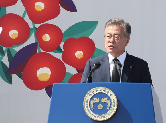 문재인 대통령이 3일 오전 제주시 봉개동 4·3 평화공원에서 열린 제70주년 4·3희생자 추념식에서 추모사를 하고 있다. (사진=저작권자(c) 연합뉴스, 무단 전재-재배포 금지)