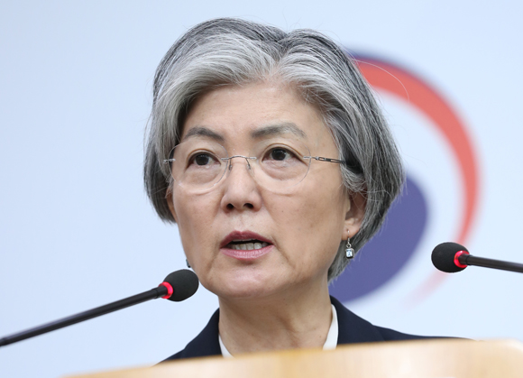 강경화 외교부 장관이 4일 오전 서울 종로구 정부서울청사 외교부에서 브리핑을 하고 있다. (사진=저작권자(c) 연합뉴스, 무단 전재-재배포 금지)