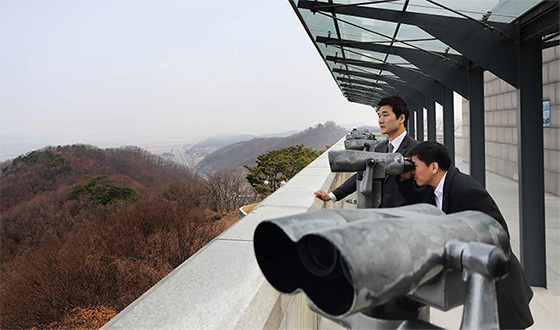 주승현 교수와 김태정 사무차장이 파주 오두산 통일전망대에서 북녘 땅을 바라보고 있다.(사진=C영상미디어)