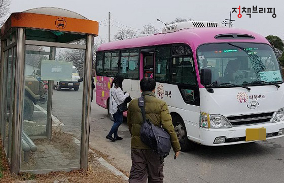 대성동 자유의 마을에 유일하게 다니는 대중교통인 ‘따복버스’. 자유의 마을과 문산을 오가며 새벽 6시를 첫차로 하루 4회 운행된다.