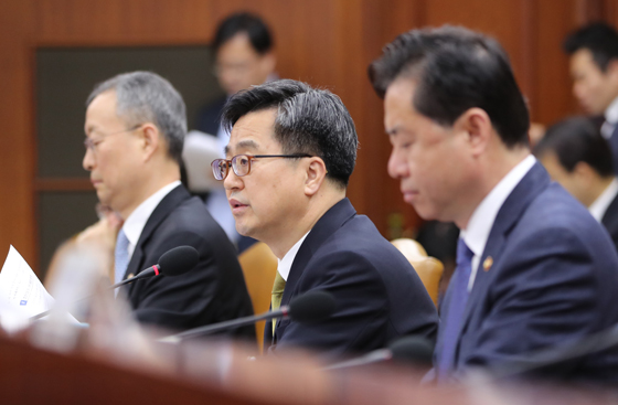 김동연 경제부총리 겸 기획재정부 장관이 지역경제 회복을 논의하기 위해 5일 오전 서울 정부서울청사에서 열린 산업경쟁력 강화 관계장관회의에서 발언하고 있다. (사진=저작권자(c) 연합뉴스, 무단 전재-재배포 금지)