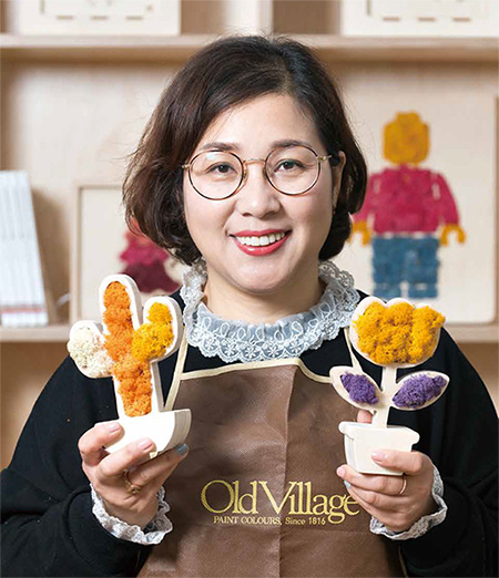 김상희 대표가 천연이끼식물을 넣은 장식용 소품을 들어보이고 있다. ⓒC영상미디어