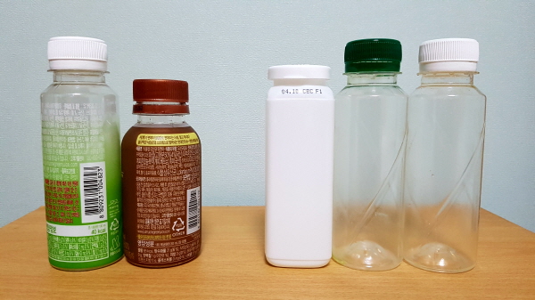 좌측 음료수 병들에 붙어있는 비닐 라벨을 분리해서 우측 음료수 병처럼 만들어 버려야하지만 비닐을 제거하는게 쉽지 않았다.
