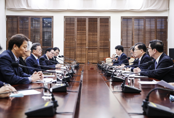 지난 3월 6일 오후 청와대에서 대통령 특사로 북한을 방문한 정의용 국가안보실장과 서훈 국정원장 등 특사단이 문재인 대통령에게 평양 방문 결과를 보고 하고 있다. (사진=청와대)