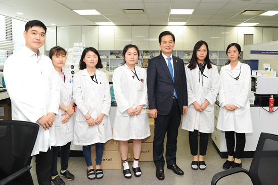 코스맥스(주) 연구원들을 격려하는 모습