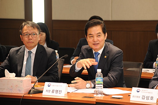 류영진 식약처장이 질의에 답변을 하고 있다