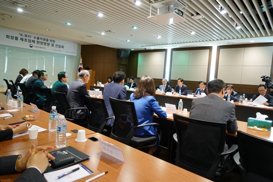 수출지원에 필요한 요청사항에 대해 이야기를 나누는 모습