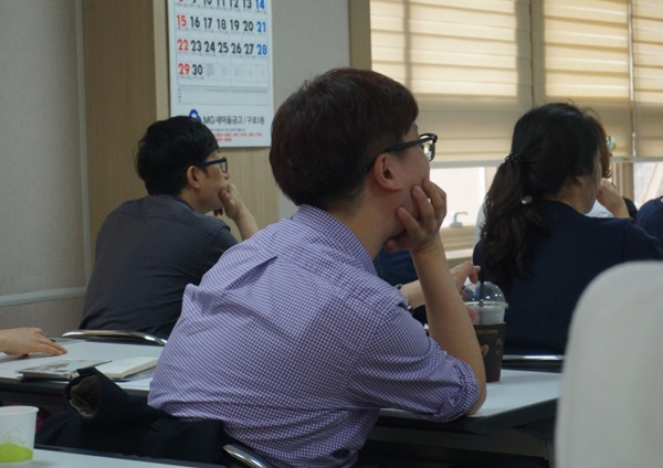  (구로구 건강가정지원센터 부모교육에 참석한 아빠들이 집중하여 듣고 있는 모습)