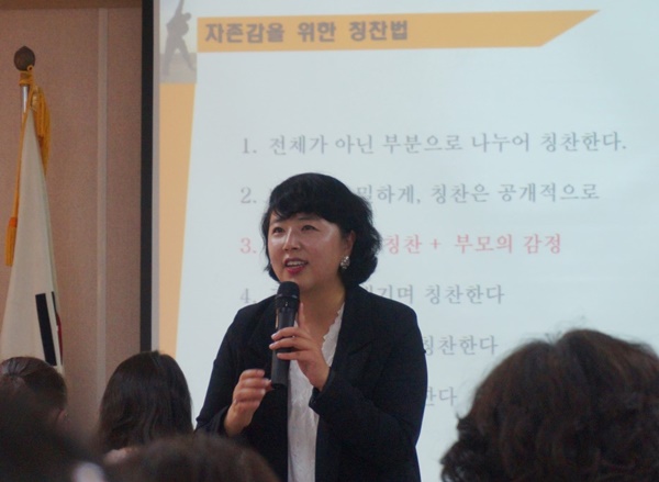 (원은정 한국청소년센터 소장의 강의 모습)