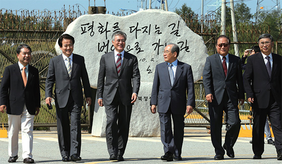 2012년 9월 25일 군사분계선 제2통문에 있는 2007년 남북정상회담 표지석을 찾은 이종석 전 통일부 장관(오른쪽)과 문재인 대통령.