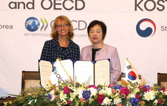 황수경 통계청장이 마틴 듀란 OECD 통계국장과 3월 26일 인천시 연수구 쉐라톤그랜드 인천호텔에서 열린 '제6차 OECD 세계포럼 개최업무협약식'에서 협약서에 서명한 뒤 기념촬영하고 있다.(사진=통계청)