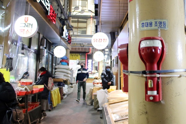 손전등과 소화기 등 기본적인 화재 관련 설비가 갖춰져 있었다