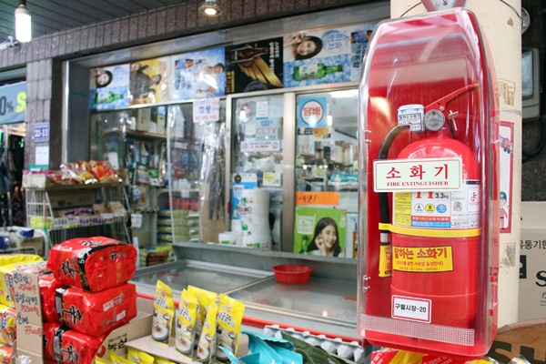 말하는 소화기, 일반 소화기 등이 잔뜩 설치되어 안심할 수 있었다
