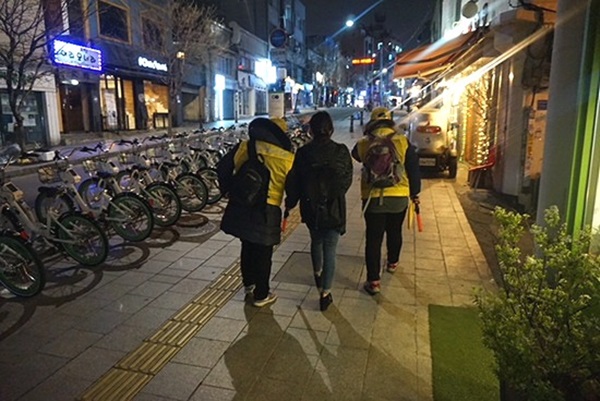 노란 옷을 입은 스카우트와 만나다.