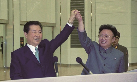2000년 6월 남북공동선언문 합의 발표 모습(사진=e영상 역사관)