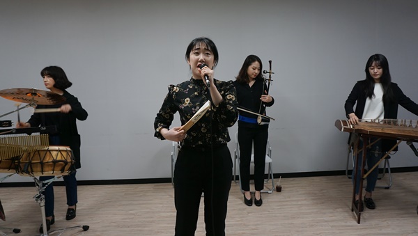 4인조 국악밴드 비단의 연습 장면