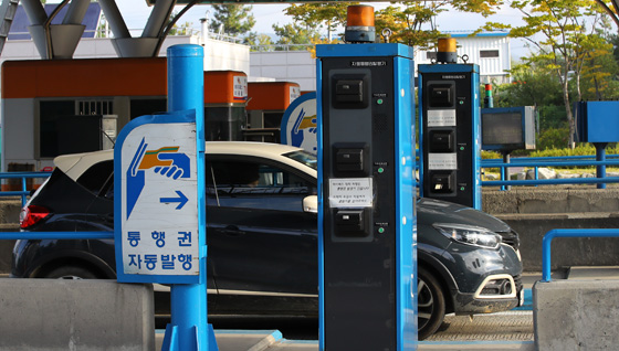 국토교통부는 고속도로 이용자의 통행료 부담을 경감하기 위해 서울-춘천과 수원-광명 민자고속도로 통행료를 16일 0시부터 인하한다고 12일 밝혔다.(사진=저작권자(c) 연합뉴스, 무단 전재-재배포 금지)