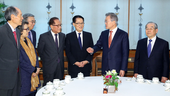 문재인 대통령이 12일 낮 청와대에서 남북정상회담 원로자문단과 오찬을 함께하기 앞서 환담하고 있다. (사진=저작권자(c) 연합뉴스, 무단 전재-재배포 금지)