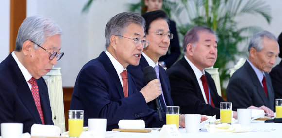 문재인 대통령이 12일 낮 청와대에서 열린 남북정상회담 원로자문단과의 오찬 간담회에서 인사말을 하고 있다. 왼쪽부터 한완상 서울대 명예교수, 문 대통령, 홍석현 한반도평화만들기 이사장, 문정인 대통령 통일외교안보특보, 황원탁 전 청와대 외교안보수석비서관.  (사진=저작권자(c) 연합뉴스, 무단 전재-재배포 금지)