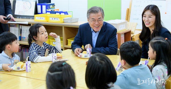 문재인 대통령이 4일 서울 성동구 경동초등학교를 방문해 ‘온종일 돌봄정책’을 발표했다.(출처=효자동사진관)