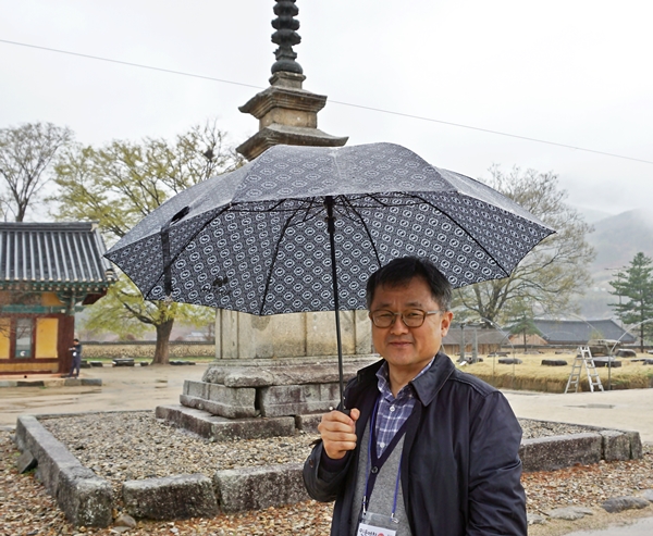 실상사에서 단청색을 설명해주신 정병설 교수님.