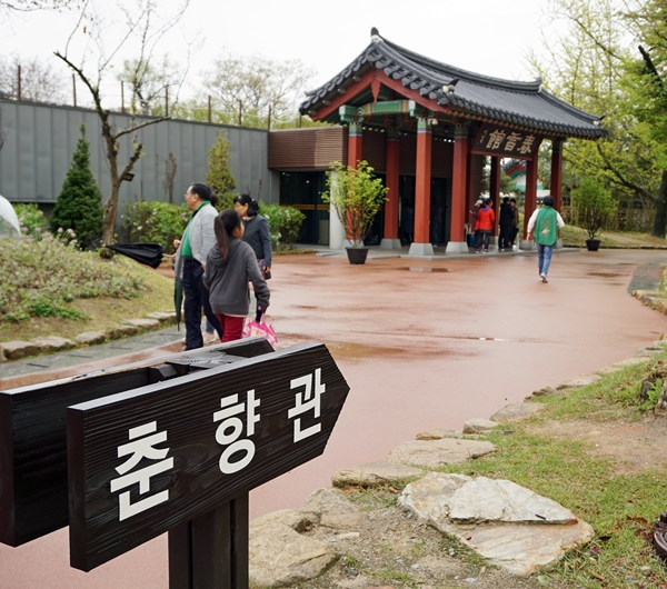 춘향관에는 디지털 춘향전을 비롯해 여러 춘향과 관련된 물품을 보거나 체험할 수 있다.