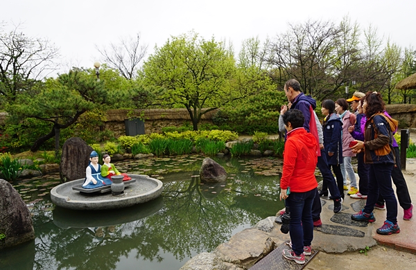 동전이 들어가면 사랑가가 나온다. 부산에서 온 배드민턴 동호회원들이 열심히 던졌고 사랑가를 들었다.