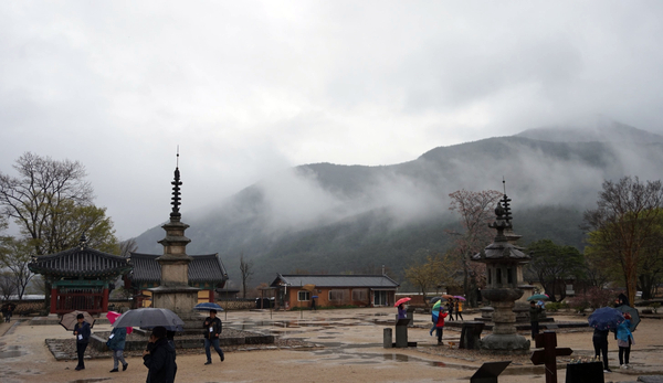 지리산과 천왕봉을 마주하여 멋진 경관을 뽐내는 실상사