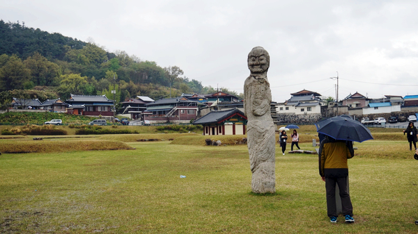 만복사지에 남아있는 오층석탑, 석불입상, 석등대석, 당간지주 등이 화려한 고려시대 만복사의 옛모습을 짐작하게 한다. 사진은 석인상.
