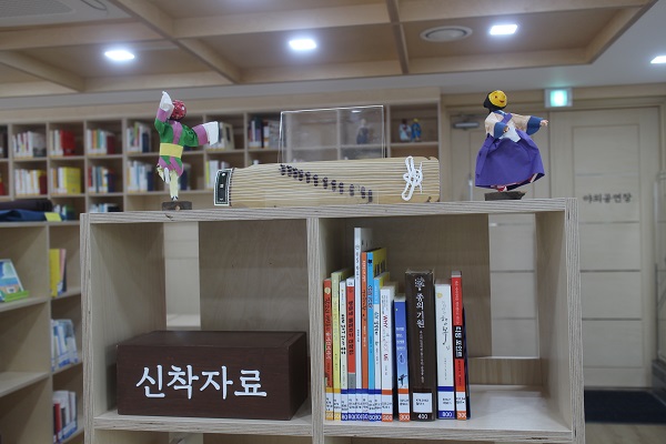 ▲ 우리소리도서관에는 국악 자료 뿐만 아니라 일반 도서도 잘 구비되어 있었다.