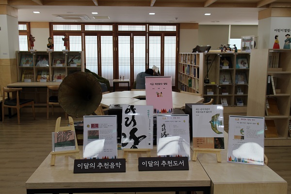 ▲ 우리소리도서관 5층 중앙에 위치한 턴테이블. 이용객들은 듣고 싶은 LP판을 선택하여 직접 들어볼 수 있다
