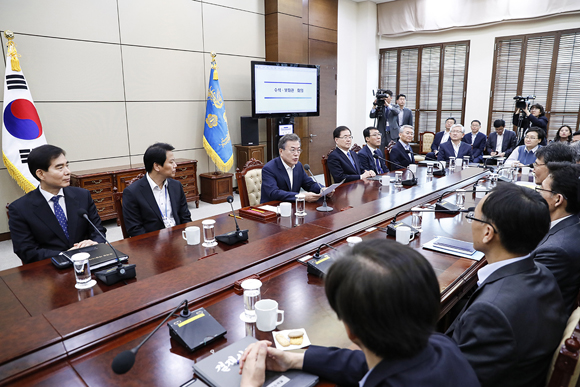 문재인 대통령이 남북정상회담을 나흘 앞둔 23일 오후 청와대 여민관에서 열린 수석·보좌관 회의에서 발언하고 있다. (사진=청와대)