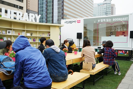 두 남자의 철학수다 북 팟캐스트 공개방송이 진행되는 오픈 스튜디오