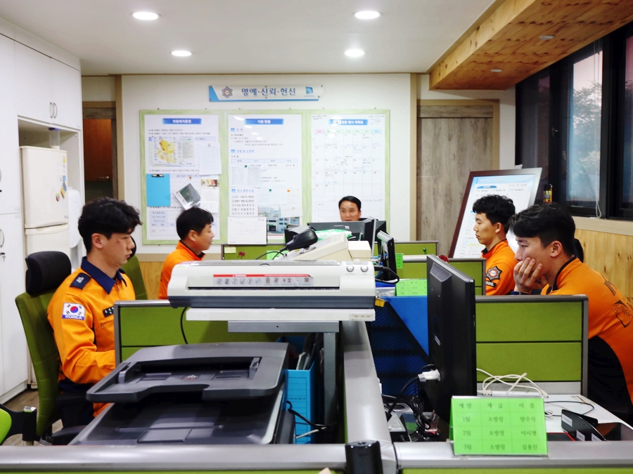 소방관들은 훈련과 행정업무, 구조업무 등을 담당하고 있다