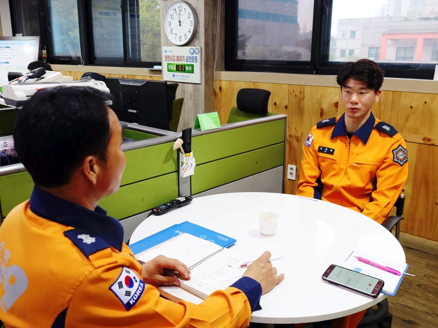 류재광 구조대장과 유재형 소방사가 업무 회의를 하고 있다