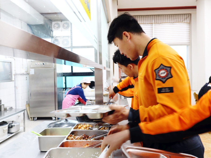 소방관들이 맛있는 점심을 먹기 위해 구내식당에 모였다