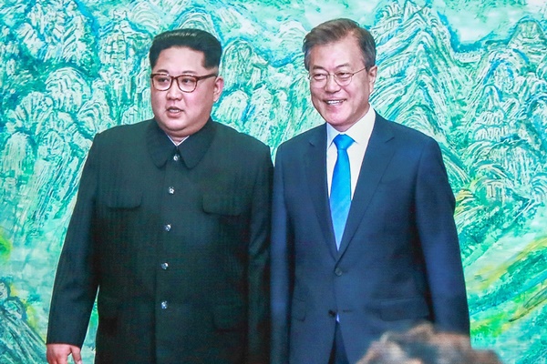 평화의 집에서 기념촬영이 진행됐다