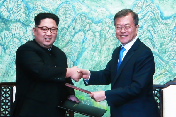 공동선언문에 서명한 남북 정상 