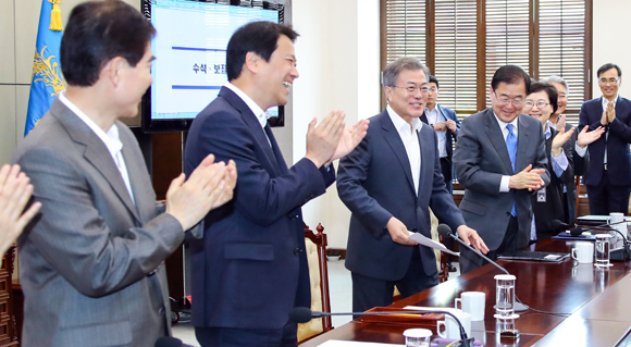 문재인 대통령이 30일 오후 청와대 여민관에서 남북정상회담 이후 처음 열린 수석·보좌관회의에 입장해 기립 박수를 받고 있다. (사진=저작권자(c) 연합뉴스, 무단 전재-재배포 금지)