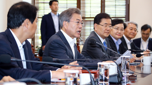문재인 대통령이 30일 오후 청와대 여민관에서 열린 수석·보좌관회의에서 발언하고 있다.(사진=저작권자(c) 연합뉴스, 무단 전재-재배포 금지)