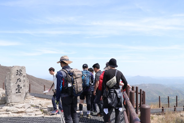 서석대에서 추억을 남기는 사람들
