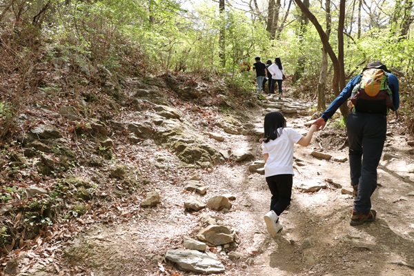 아빠와 함께라면 힘든 산행도 즐겁다.