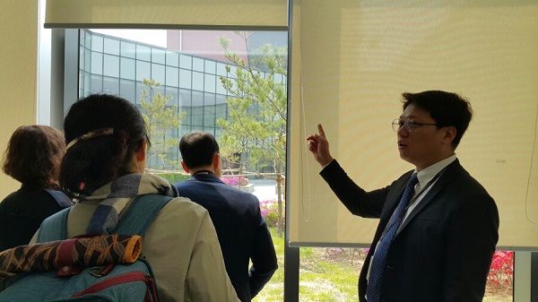 남현진 담당자님께서 건물 중앙의 쉼터를 설명하고 있는 모습.