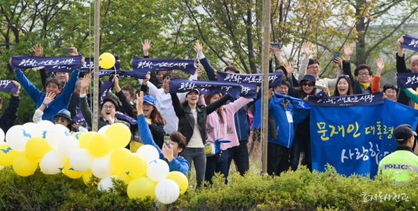 남북정상회담 당일, 문재인 대통령을 환송하기 위해 연도에 늘어선 시민들.(출처=효자동 사진관)