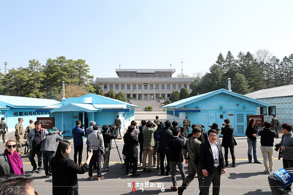 판문점 ‘자유의 집’ 앞 군사분계선 근처에서 외신기자들이 앞다퉈 촬영하고 있다. 