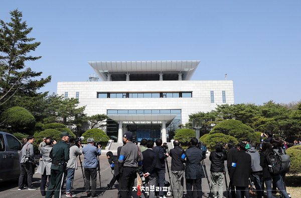 오는 27일 2018남북정상회담이 열릴 장소인 ‘평화의 집’. 외신기자들은 정상회담을 앞두고 촬영하는 만큼 작은 것도 놓치지 않으려 했다.