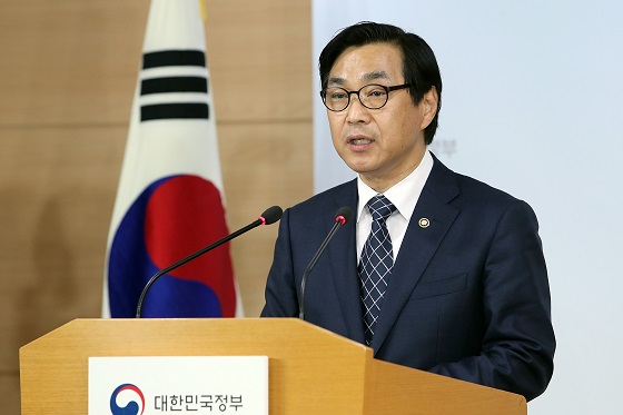 류희인 행정안전부 재난안전관리본부장이 3일 오전 서울 세종대로 정부서울청사 합동브리핑룸에서 경찰청 등 7개부처와 합동으로 '고질적인 안전무시 관행 근절대책'을 발표하고 있다.