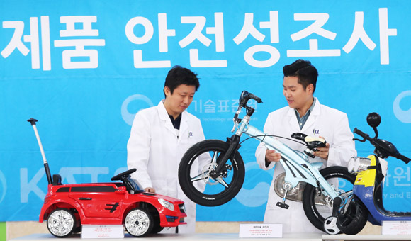 3일 오전 경기도 군포시 한국기계전기전자시험연구원에서 연구원들이 안전기준을 충족하지 못한 어린이·유아용품 등을 설명하고 있다. 산업통상자원부 국가기술표준원은 ‘5월 가정의 달’을 맞아 어린이·유아용품, 가정용 전기용품 등 48개 품목, 1418개 제품에 대해 안전성 조사를 실시, 기준을 충족하지 못한 55개 업체, 60개 제품에 대해 수거·교환 등 리콜명령 조치했다고 밝혔다. (사진=저작권자(c) 연합뉴스, 무단 전재-재배포 금지)